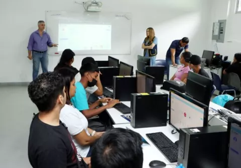 Estudiantes del Artes y Oficios se capacitan en impresión 3D