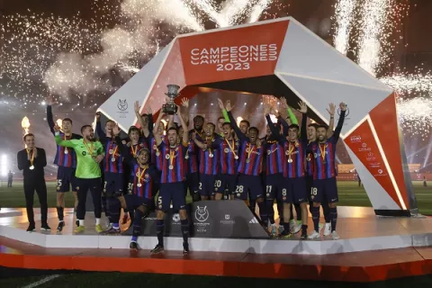 Barcelona levanta la Supercopa y festeja