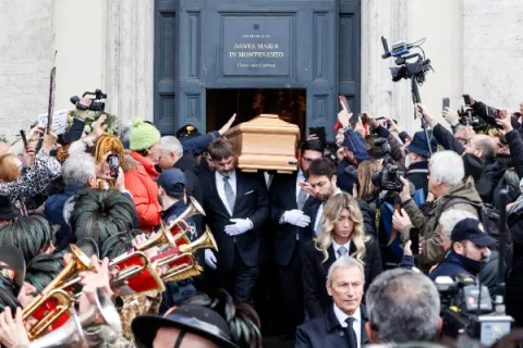 Gina Lollobrigida, despedida con aplausos y por su familia