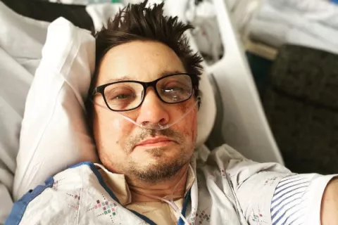 Jeremy Renner publicó su primera fotografía posaccidente