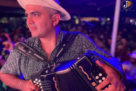 Jhonathan Chávez advierte que le hurtaron su celular
