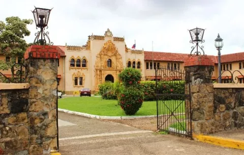 Meduca objeta creación de universidad pedagógica en Santiago