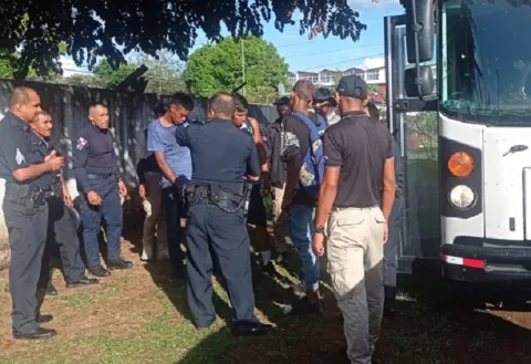 Migrantes agreden a funcionarios de Migración y policías