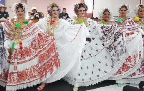 Todo listo para el desfile de las Mil Polleras en Las Tablas