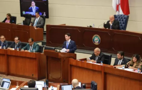 Ministros comparecen sobre situación del contrato con minera