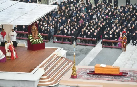 Despiden a Benedicto XVI en una sobria ceremonia