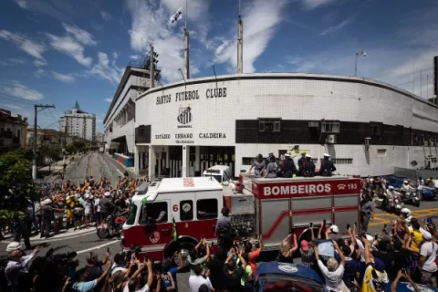 La 'torcida' del Santos sigue ruidosamente el cortejo fúnebre de Pelé