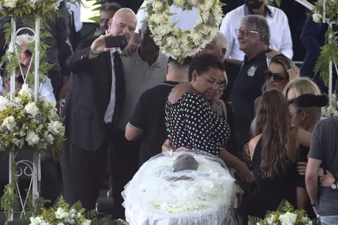 Neymar, pide a su padre que lo represente en el velatorio de Pelé