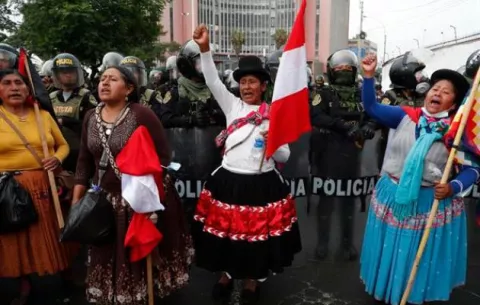 Manifestantes atacan y queman comisaría policial en Perú