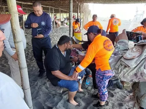 Rescate en playa La Barqueta y 3 afectados por mantarrayas