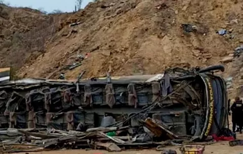 Más de 20 muertos tras caída de bus a un precipicio en Perú