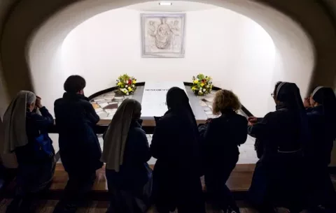 Tumba de Benedicto XVI ya puede ser visitada