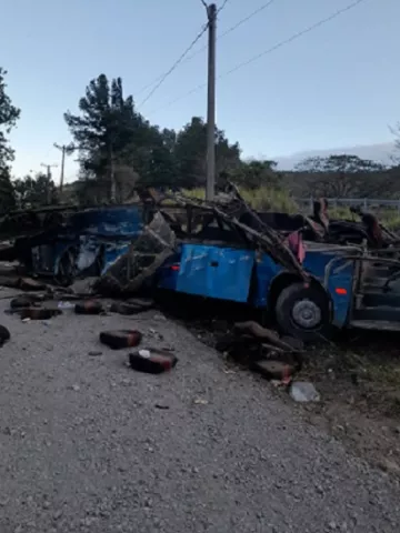 Embajada confirma 22 ecuatorianos en bus accidentado