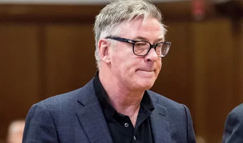Alec Baldwin pide que se rebaje su posible pena de cárcel 