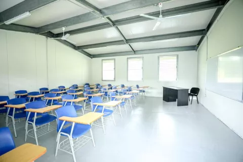 Entregan aulas modulares que reemplazan escuelas ranchos