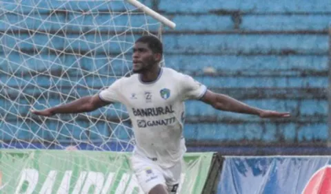 Panameño Azarias Londoño con doblete en Guatemala