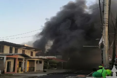 Fuego consume varios locales comerciales en Capira