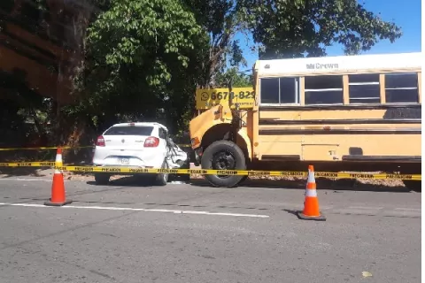 Adulta mayor muere tras choque entre bus y sedán en Chiriquí