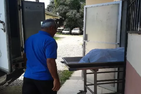 Encuentran a un hombre muerto a un lado de una letrina en finca de café