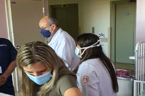 Cardenal Lacunza ofrece apoyo a los 9 niños hospitalizados