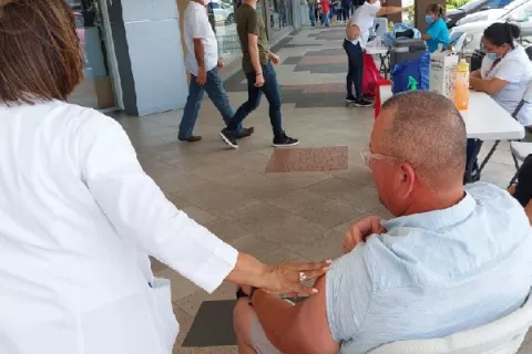 Nueva estrategia para mayor cobertura con la vacuna bivalente