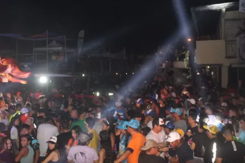 Chitré y La Villa arrancaron  el Carnaval con mucho lujo