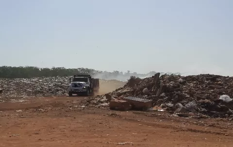 Continúan labores de extinción en el vertedero de Chitré