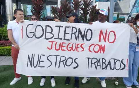 Colaboradores de Minera Panamá exigen firma de acuerdo