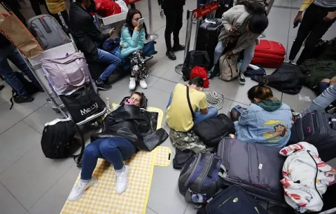 Caos en aeropuertos colombianos tras cese operativo de Viva
