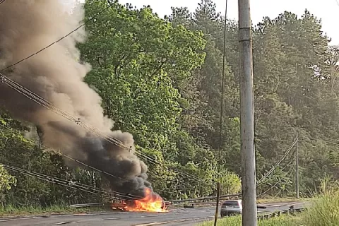 Conductor se salva de morir calcinado en Colón