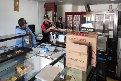 Cierran temporalmente una farmacia y un laboratorio clandestino en Colón