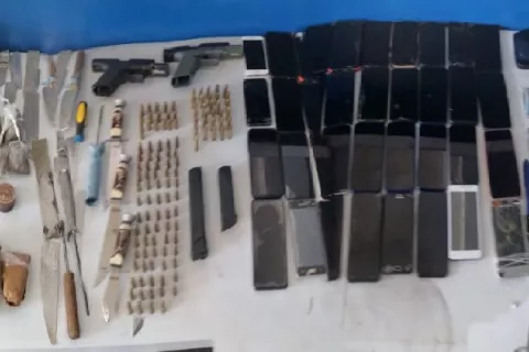 Incautan armas de fuego y drogas en la cárcel de Colón