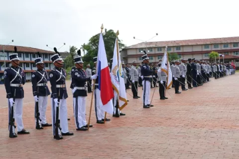 Juramentan a 90 subtenientes egresados de la Escuela de Oficiales