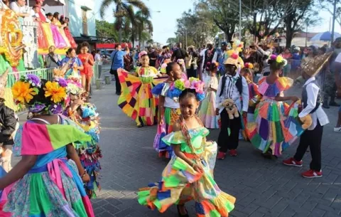 Se preparan para el desfile de la Pollera Congo en Colón