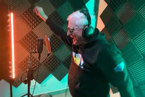'El Gurú', nueva versión, incluye tiradera a políticos