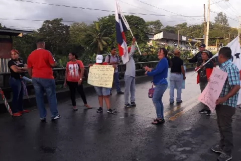 Padres de familia de la escuela del Giral salen a la calle