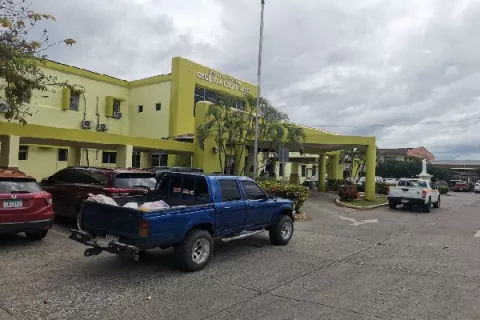 Tía lanza agua caliente a sus dos sobrinos de 4 y 6 años de edad