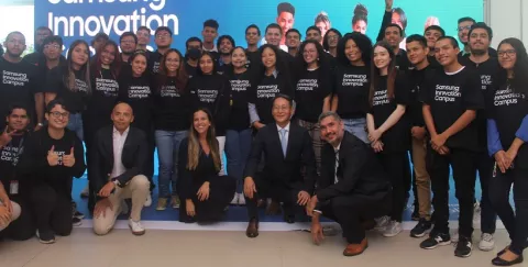 Jóvenes reciben certificación en Inteligencia Artificial