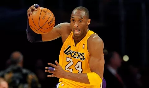 Kobe Bryant, subastan una camiseta en casi  $6 millones