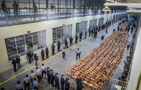 El Salvador trasladó a 2.000 pandilleros a nueva prisión