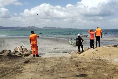 Rescatan a dos pescadores que habían naufragado el sábado