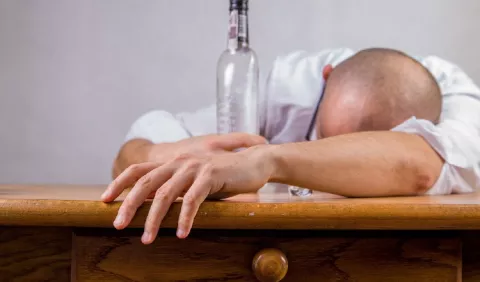 Noches alegres, mañanas tristes: ¿Cómo prevenir la resaca?