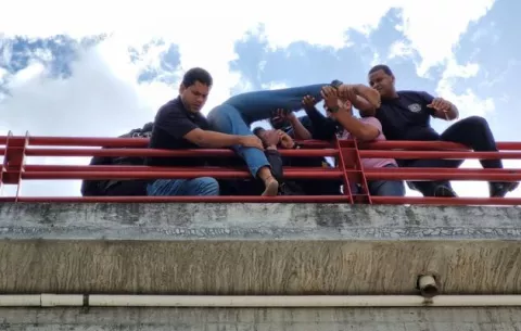 Rescatan a mujer que intentó lanzarse de puente en la Cinta Costera