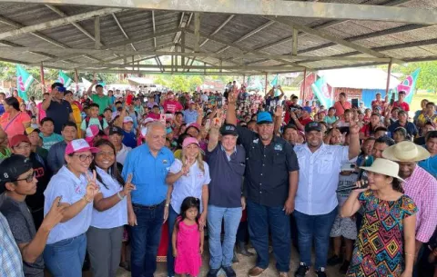 Ricardo Martinelli se compromete a cumplirle a Samboa
