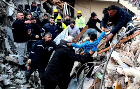 Más de 11,200 muertos en Turquía y Siria por los terremotos