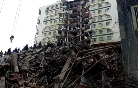 Más de mil muertes deja fuerte terremoto en Turquía y Siria 