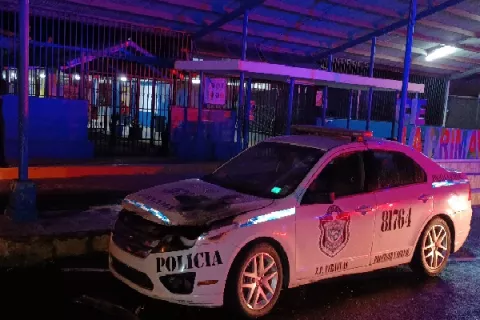 Una patrulla policial se quema durante recorrido en Santiago