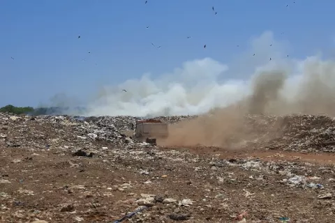 Emanación de humo tóxico desde el vertedero de Chitré