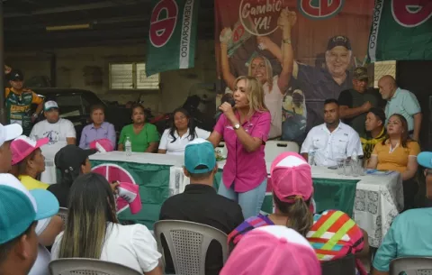 Yanibel Ábrego sigue recorriendo el país y sumando el apoyo de bases del CD