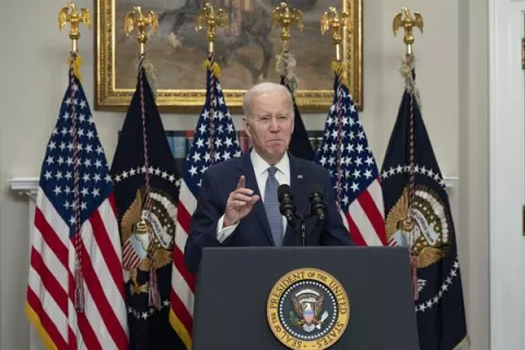 Biden tranquiliza a los estadounidenses, tras quiebra de SVB